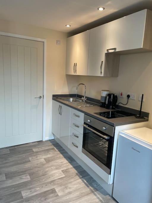 Lovely 1 Bedroom Studio Apartment - Merthyr Tydfil Exterior foto
